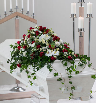 Kistedekorasjon i rødt og hvitt 135 cm Kistedekorasjon i rødt og hvitt 135 cm